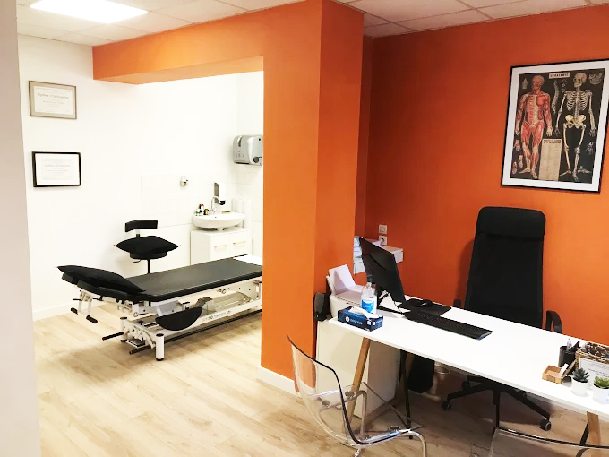 Pourquoi consulter un ostéopathe à La Côte-Saint-André ? bureau orange